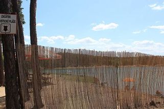Poprask na největší nudistické pláži v Česku. Nudisté na jezeře Lhota stávkují
