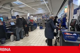 Nejsem v obchodě na brigádě. Lidé na internetu vyzývají k bojkotu samoobslužných pokladen. Jaká je realita v obchodech?