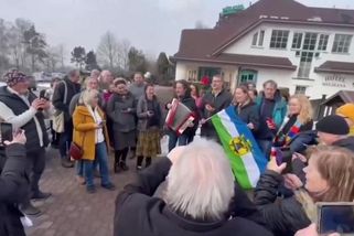 Macinka chtěl by teď všecko, chová se jak malé děcko, zpívali Valaši cestou do Prahy - Novinky