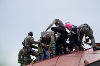 Squatery ze střechy domu v Praze sundala zásahovka na lanech - Novinky