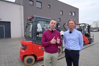 Revoluce ve skladu! Bateriové vysokozdvižné vozíky = moderní energetika? | Recenze elektromobilů