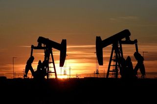 Ropa dál zlevňuje. Už je na ceně z doby před válkou - Novinky