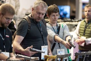 Politici otáčejí, u zbraní zváží psychotesty - Novinky