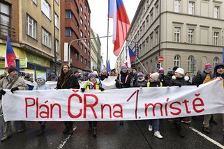 Chceme mír! Stovky demonstrantů požadovaly v Praze demisi vlády - Novinky