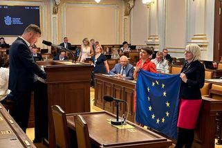 Poslankyně se ve Sněmovně postavily před řečnícího Okamuru s vlajkou EU - Novinky