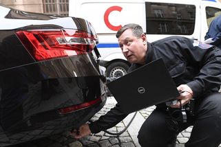 Korupce při kontrolách emisí? Prošel i náklaďák, který by ulicí vedoucí k STK neprojel - Novinky