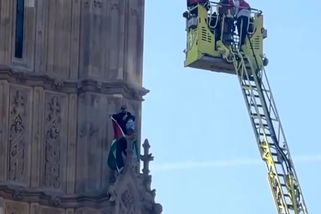 Na londýnský Big Ben vylezl muž a mával tam palestinskou vlajkou - Echo24.cz