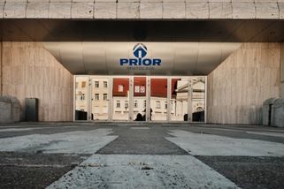 Pamatujete nákupní mekku 70. let? Tyto obchodní domy stále stojí, některé ale čeká brzký konec