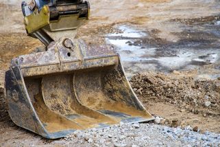 Na dálnici D35 spadl z vleku bagr - Novinky