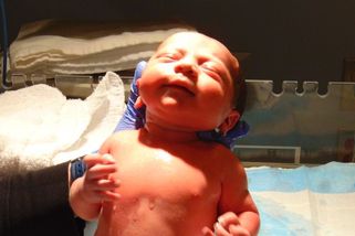 Nahé rodičky na Instagramu: etické selhání známého porodníka Pařízka - Médium.cz