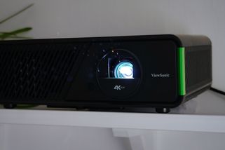 Je lepší si koupit telku, nebo projektor? Recenze ViewSonic X1 Pro