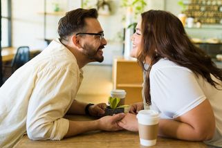 Kdo je lepší v posteli? Ukazuje se, že nadměrná štíhlost je větší překážkou než kila navíc - Proženy.cz