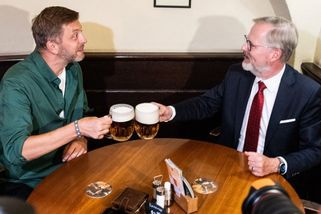 S Babišem nikdy, slíbili si u piva Fiala s Rakušanem. Pirát nedorazil - Seznam Zprávy