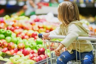 Patří děti do nákupních vozíků? „Stojí v botách tam, kam dáváme jídlo“ zuří zákazníci. Co na to obchody?