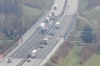 Jede v levém pruhu a za ním šňůra aut. Policejní dron na D1 natáčel kamiony při pomalém předjíždění - Novinky