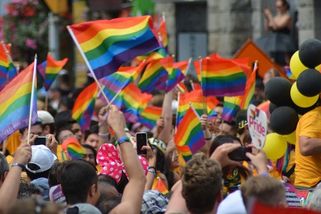 Duhová vlajka jako červený hadr na býka. Aneb proč potřebujeme Prague Pride - Médium.cz