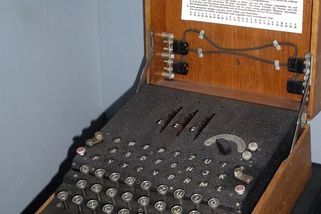 Alan Turing a Enigma: Tajný hrdina, který zkrátil válku o dva roky - Médium.cz