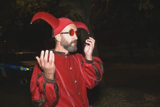 Bůh šašek opět v akci. Jsem Ježíš, odpovídal na policejním výslechu. Příbuzní členů jeho sekty trpí