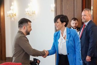 OBRAZEM: Zelenskyj dostal od Pekarové nečekaný dárek. Dočkal se trička s ostrým vzkazem Rusku