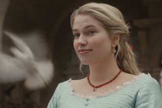 Kult krásy je všude. Pomocí hororu ukazujeme, jak zničující může být, říká nová filmová Popelka - Novinky