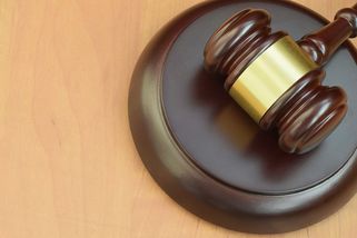 Spor o péči. Dceru odtrhli policisté od matky přímo na ulici - Novinky