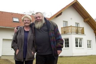 Ivo Pešák se s manželkou oženil dvakrát. Denně vypil 20 piv, zemřel na operačním sále