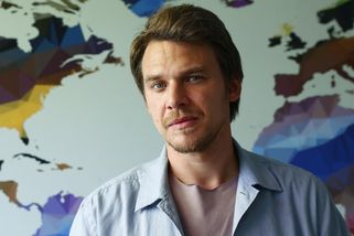 Vojtěch Dyk slaví 40. Geniální zpěvák, milující manžel a otec. A také showman, který miluje ulítlou módu - Proženy.cz