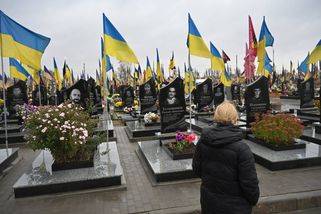 Odjeli hledat pravdu o Ukrajině, našli jen vlastní cynismus. Dokument o zarytých popíračích války trhá sítě na kusy