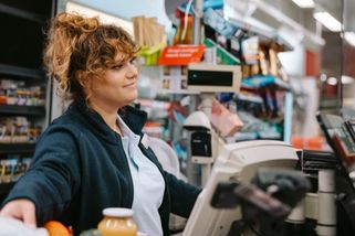 Zvýší řetězce mzdy v novém roce? Nabízí dny volna i benefity navíc