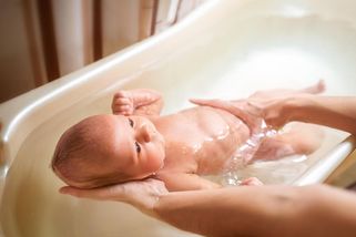 Jak často koupat miminko? Každý den nebo třikrát do týdne, vše může být správně - Proženy.cz