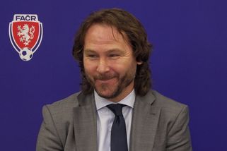 MS fotbal | Nedvěd se odvázal na hit Dary Rolins. Překvapilo mě, že kluci znají texty, žasl po mejdanu - Sport.cz