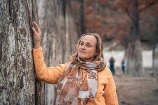 České seniorky pořád kupují oblečení v této barvě. Letěla v 90. letech, ale dneska je dělá staršími a ony to ani neví