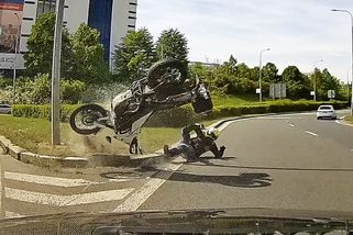 Šílená nehoda motorky - motorka letěla vzduchem | Odchyceno na dashcam