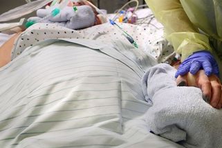 Statistiky nemocnic: Covidový pacient je i ten, koho přivezli kvůli zlomené noze - Novinky