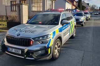 Manévry u školy v Humpolci. Policie prověřovala telefonát o muži se zbraní, který měl sedět v autě - Novinky