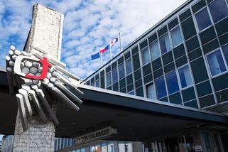 Rušení stanic, propouštění stovek lidí. Zvýšení poplatků pro ČT a ČRo se zaseklo - Seznam Zprávy