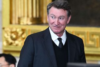 Za vším hledej Trumpa. Gretzky čelí v Kanadě nemilosti, část fanoušků přeje rekord Ovečkinovi - Novinky