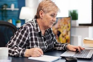 Povinné datovky pro důchodce a lidi v bytové nouzi? Přes čáru, volají kritici