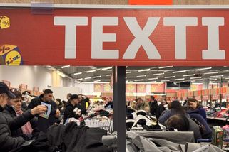 V pražském outletu se strhla bitka o slunečníky, vyjela i policie. Nech ho být, řval kupující