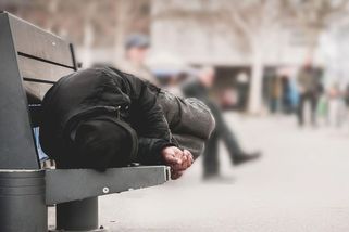 Policie v Amsterdamu probudila bezdomovce, měl u sebe přes 300 tisíc - Novinky