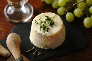 Domácí sýr ze čtyř surovin: Stačí mléko, tvaroh, máslo a sůl a za pár minut máte hotovo - Proženy.cz