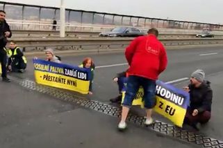 Aktivisté zablokovali Nuselský most, naštvaný řidič jim sebral transparenty - Novinky