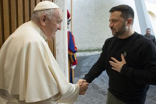 Papež: Ukrajina by měla mít odvahu vyvěsit bílou vlajku - Novinky