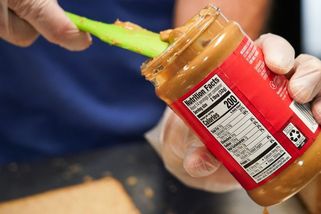 Američtí středoškoláci soutěžili v lízání arašídového másla z nohou a podpaží - Novinky