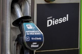 Ceny u benzínek poletí dolů, nafta po letech míří pod 30 Kč - Novinky