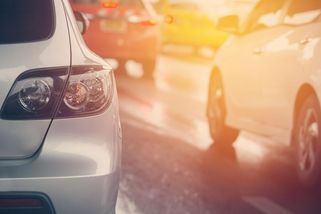 Jídlo za volantem, správné boty i bezpečná vzdálenost. Vyzkoušejte si 10 z nových otázek z autoškoly - Garáž.cz