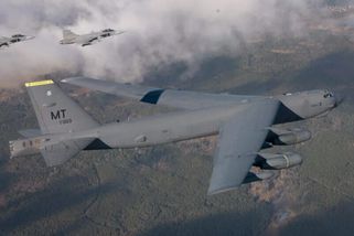 Americké bombardéry B-52 přeletěly nad Evropou, aby se seznámily s terénem. Přistály v Česku - Techsvět