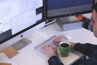 „Pisálku, najdi si pořádnou práci!“ Češi konzumují obsah zdarma, ale neváhají kritizovat autory - Médium.cz