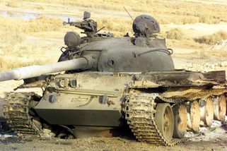 Rusové čistí minová pole pomocí starých tanků. Může to být účinné?