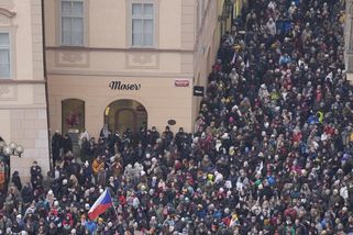 Stanici metra Staroměstská museli kvůli davům lidí zavřít - Novinky